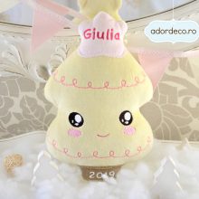 Bradut brodat cu nume si an, crem cu roz