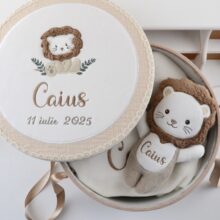 Cutie catifelata, cu nume si leu, cafenie
